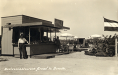 8859 Gezicht op de kiosk en het terras van het druivenrestaurant Gruno aan de Provincialeweg te Bunnik.